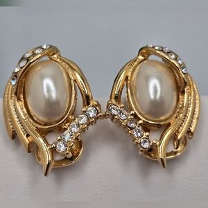 Vintage Faux Pearl Rhinestone Clip On Earrings Gold Tone  1"